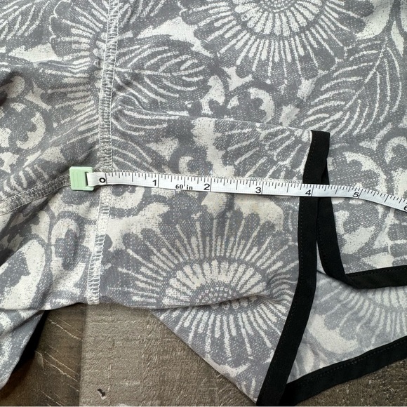 Lululemon Run Ultra Short ll Beachy Floral White Fossil/Black size 4 - Picture 12 of 14